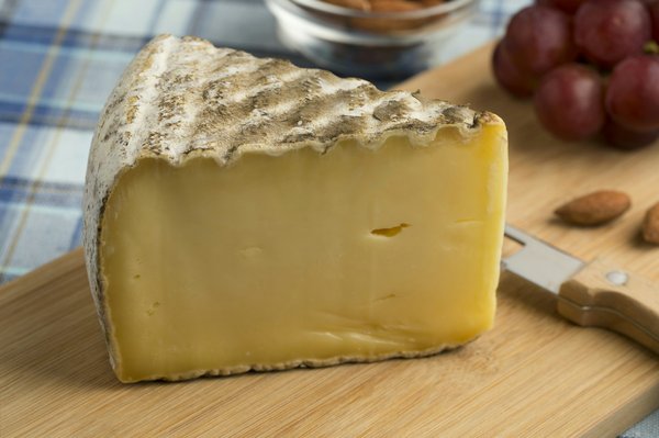 Quels chalets en Suisse proposent des cours de fabrication de fromage et des randonnées en montagne?